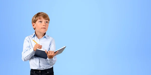 Porträtt Koncentrerad Smart Skolpojke Formella Kläder Hålla Anteckningsbok Och Penna — Stockfoto