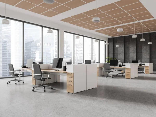 책상에 컴퓨터와 아늑한 비즈니스 인테리어 콘크리트 바닥에 사무실 가구와 파노라마 — 스톡 사진