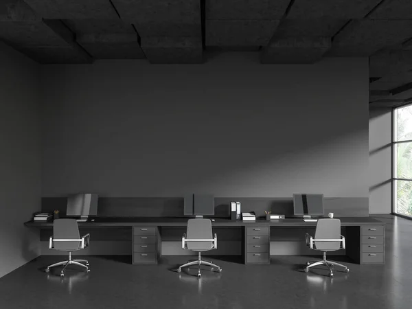 Sandalyeleri Bilgisayarlı Masası Olan Karanlık Ofis Mobilyaları Olan Ortak Çalışma — Stok fotoğraf