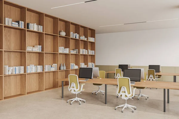 现代协同工作的内部与扶手椅和电脑在桌子上排成一排 侧视米黄色混凝土地板 舒适的工作空间角落和书架与书籍和装饰 3D渲染 — 图库照片