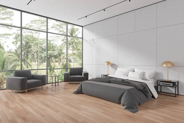 白い壁 木製の床 パノラマウィンドウ ベッドサイドテーブル2台 居心地の良いアームチェア2台の快適なキングサイズベッドを備えたモダンなベッドルームの内装 3Dレンダリング — ストック写真