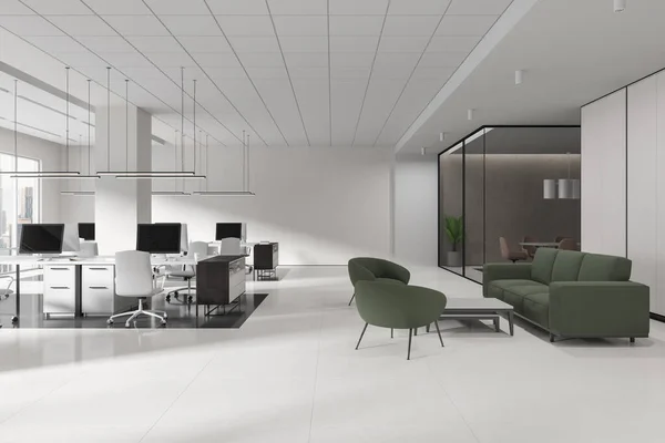 Weißer Loft Schreibtisch Mit Monitoren Reihe Gläserner Besprechungsraum Und Lounge — Stockfoto