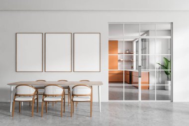 Oturma odasının içinde yemek masası ve yemek bölümüne açılan cam kapılar var. Mutfak malzemeli raflar, gri beton zemin. Üç tane çadır bezi afişi. 3B görüntüleme