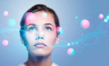 Düşünceli iş kadını portresi, yukarı bakıyor. Meta-evren içinde yüzen dijital küreler ve bloklarla çifte maruz kalma. Gelecekçi teknoloji ve sanal gerçeklik kavramı