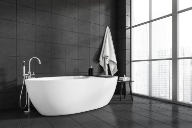 Koyu banyonun iç tarafında küvet, havlu ve şampuanlı tabure şehir gökdelenleri manzaralı panoramik pencere, gri duvarlar, beton zemin. 3d oluşturma