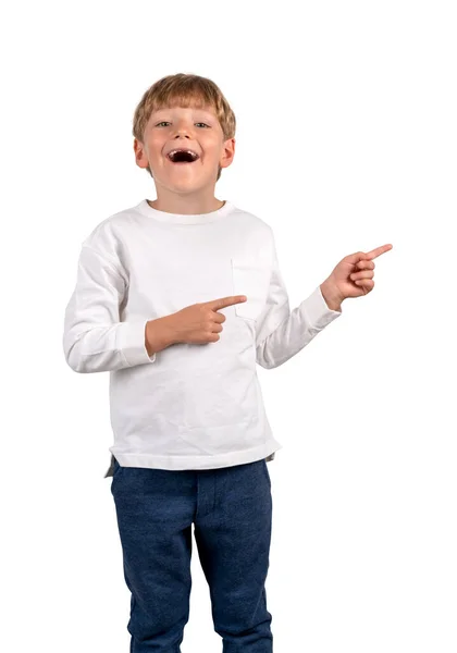 快乐的小男孩张开嘴 看着摄像机和手指指向旁边 被白色的背景隔离了要约和建议的概念 — 图库照片