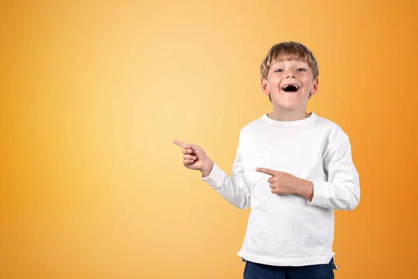 Šťastný Chlapeček Otevřenou Pusou Dívá Kameru Prsty Ukazuje Strany Kopírovat — Stock fotografie
