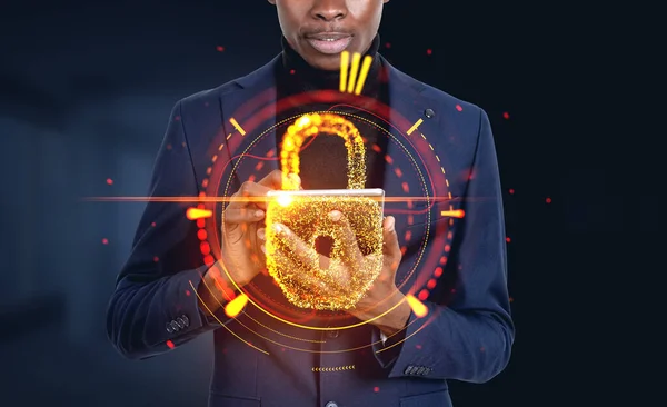 アフリカのビジネスマンは 手でタブレットを使用しています 二重露出黄金輝くサイバーセキュリティロックハドホログラム インターネットセキュリティとグローバルな保護の概念 — ストック写真