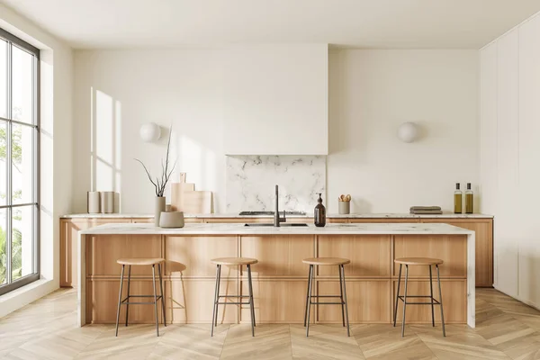 Interior Cozinha Bege Com Cadeiras Bar Ilha Chão Madeira Utensílios — Fotografia de Stock