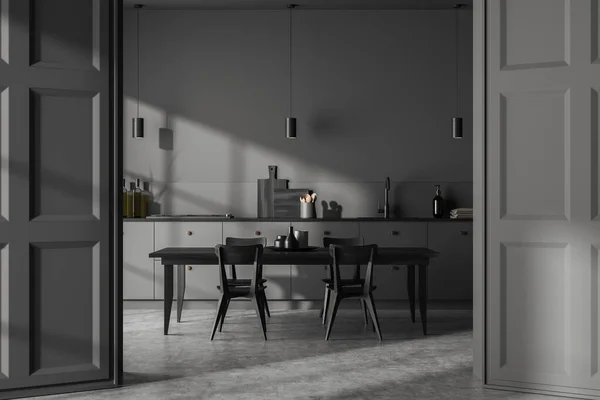 Dunkle Kücheneinrichtung Mit Esstisch Und Stühlen Kommode Mit Geschirr Auf — Stockfoto