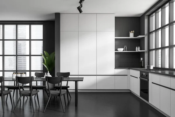ブラックとホワイトのキッチンインテリアで 食事と調理スペース ブラックテーブル 隠された棚と台所用品 高層ビルのパノラマウィンドウ 3Dレンダリング — ストック写真
