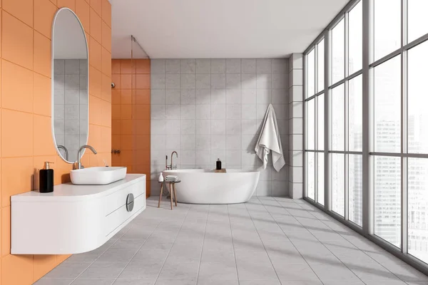 橙色和白色浴室内部与水槽和梳妆台 浴缸和凳子与配件瓷砖地板 摩天大楼上的全景窗户 3D渲染 — 图库照片