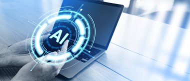 Ofis masasında dizüstü bilgisayarlı akıllı telefon kullanan ve yapay zeka arayüzünü iki kez kullanan işadamının elleri. Makine öğrenme kavramı