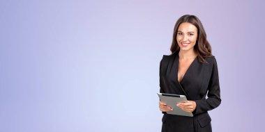 Kahverengi saçlı, tablet bilgisayarlı gülümseyen Avrupalı genç iş kadını portresi ve mor arka planda fotokopi aletiyle dikiliyordu. Eğitim, teknoloji ve iş kavramı