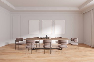 Masası, koltuğu ve ahşap zemini olan modern ev yemekleri odası. Minimalist mobilyalarla toplantı alanı ve sırada üç tane poster. 3B görüntüleme