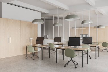 Beyaz ve cam duvarları, beton zemini ve yeşil sandalyeli sıra sıra bilgisayar masaları olan modern açık uzay ofisinin köşesi. Soldaki tahta gardırop. 3d oluşturma