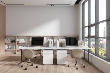 Beyaz ve ahşap duvarları, ahşap zemini, sandalyeleri ve üzerinde fotokopi duvarı olan kitaplıkları olan büyük bilgisayar masaları olan modern açık uzay ofisinin içi. 3d oluşturma