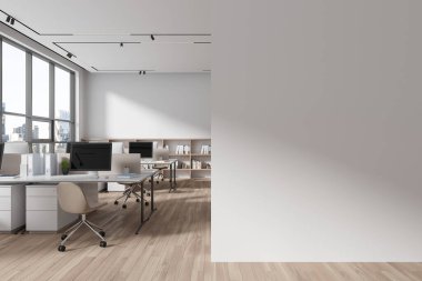 Şık bir iç mekan, masada bilgisayar masası, yerde koltuklar. Raf ve gökdelenlerin panoramik penceresiyle rahat bir çalışma alanı. Boşluk bölünmesini kopyala. 3B görüntüleme