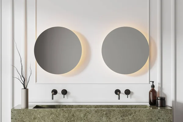 Interior Banheiro Moderno Estilo Clássico Com Paredes Brancas Maciça Pia — Fotografia de Stock