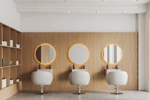 现代美容院的内部有白色和木制墙壁 混凝土地面 一排白色椅子与圆形镜子和架子与美容品 3D渲染 — 图库照片