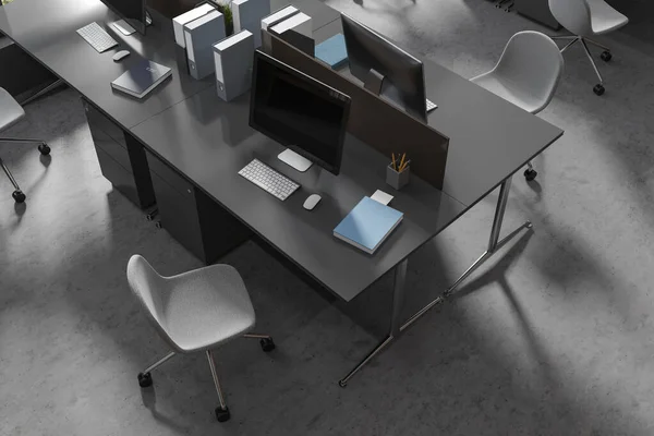 콘크리트 바닥에 테이블 의자에 컴퓨터와 인테리어의 도구와 기술을 어두운 작업장 — 스톡 사진