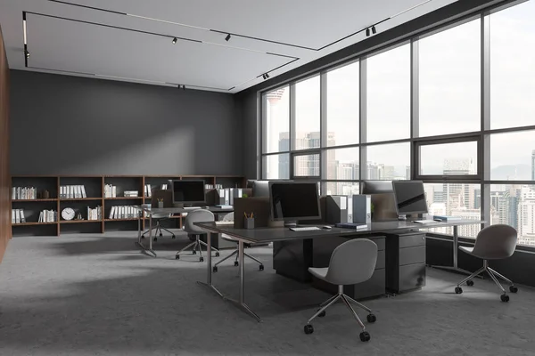 黑暗的商业内部与办公桌与Pc机排成一排 灰色混凝土地板 吉隆坡摩天大楼上有一个有着架子和全景窗户的时尚的协同工作的角落 3D渲染 — 图库照片