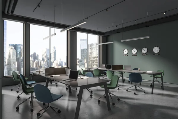 内饰时尚的开放式办公室 有绿色和灰色的墙壁 混凝土地板 有五颜六色椅子的大型电脑桌和显示世界时间的时钟 3D渲染 — 图库照片