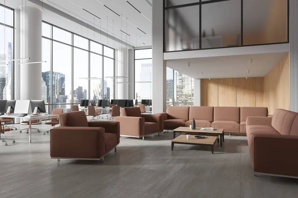 コワーキングスペース アームチェア Pcモニター付きの居心地の良いビジネスロフトインテリア ソファーとコーヒーテーブルでゆったりとした空間 ニューヨークの高層ビルのパノラマ窓 3Dレンダリング — ストック写真