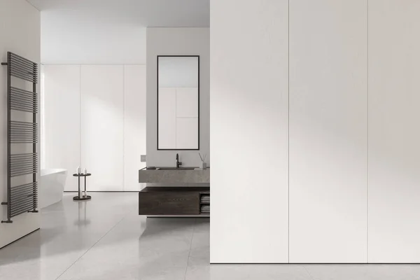 白い壁 タイル張られた床 快適な白い浴槽 縦の鏡が付いている石のシンクが付いている現代浴室の内部および右のコピーのスペース壁 3Dレンダリング — ストック写真
