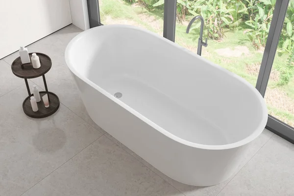 家庭浴室内部的顶部视图与浴缸和配件 灰色瓷砖地板 现代公寓的浴池角落 热带地区的全景窗口 3D渲染 — 图库照片
