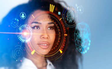 Afrikalı iş kadını portresi, renkli dijital biyometrik tarama gövdesi hologramı, yüz tanıma ve yetki. Zihinsel dünya kavramı.