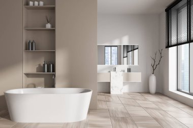 Parlak banyo önü küvetli, panoramik pencereli Singapur şehir manzaralı, lavabolu, büyük aynalı, şampuanlı ve çanak çömlekli raf, beyaz duvar, ahşap döşemeli. 3d oluşturma