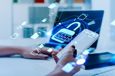 İş kadını dijital arayüzlü akıllı telefon tutuyor. Hologramları asma kilit, şifre, şifre, klasör ağı. Bilgisayarlı ofis işyeri. Veri koruması, mahremiyet ve güvenlik kavramı