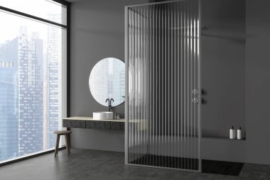 Duş, lavabo, yuvarlak ayna, gri duvarlar, cam bölme, panoramik pencere şehir gökdelenleri manzaralı tabure, beton zemin, havlu. 3d oluşturma