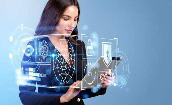 Бизнесвумен, печатающая планшеты, биометрическое сканирование с распознаванием лиц, цифровая голограмма с отпечатками пальцев и замком. Концепция защиты данных