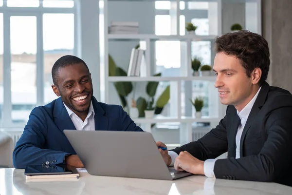 쾌활한 아프리카계 미국인 사업가 배경에 노트북과 사무실 직장에서 순간을 동료와 — 스톡 사진
