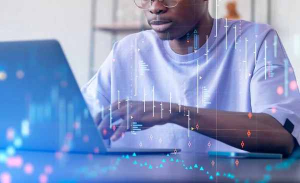Afrikanska Affärsman Skriver Laptop Dubbel Exponering Aktiemarknad Dynamik Forex Hologram — Stockfoto