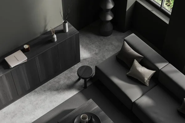 소파와 드레서 카펫에 요리와 테이블 콘크리트 바닥과 어두운 편안한 인테리어의 — 스톡 사진