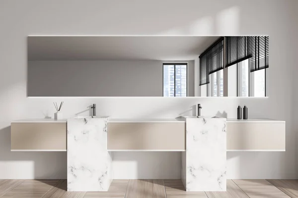 Witte Badkamer Interieur Met Dubbele Wastafel Lange Spiegel Beige Tegelvloer — Stockfoto