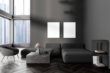 Karanlık toplantı odasının içi kanepe, koltuk, raf ve dekorlu sehpa, ahşap zemin. Gökdelenlerin panoramik penceresi. İki tane çadır bezi afişi. 3B görüntüleme