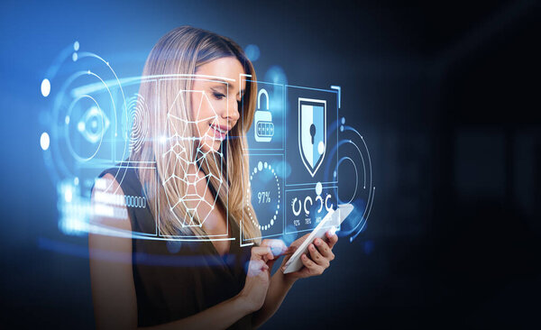 Деловая женщина улыбается и использует смартфон, биометрическое сканирование с распознаванием лиц, цифровую голограмму с отпечатками пальцев и навесной замок. Идентификатор лица