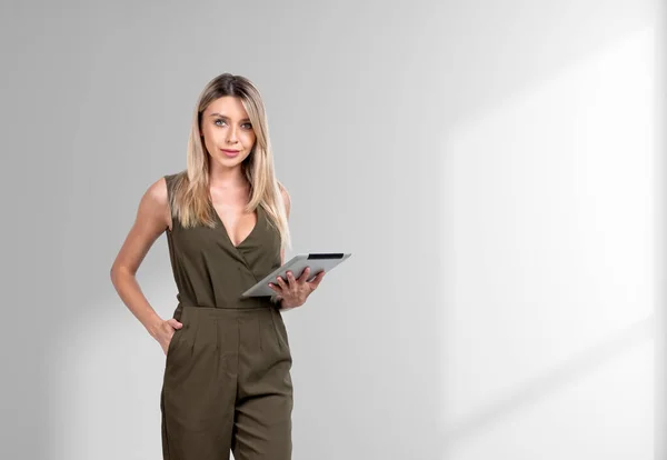 Atento Atraente Empresária Vestindo Desgaste Formal Segurando Dispositivo Tablet Mão — Fotografia de Stock