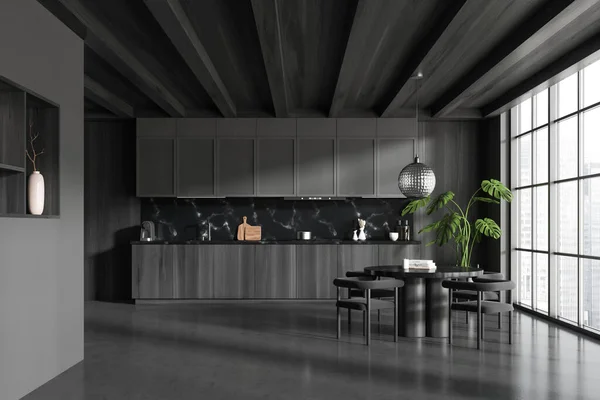 ダイニングテーブルと椅子 高層ビルのパノラマウィンドウを備えたダークキッチンインテリア 黒い棚とキッチン用品が付いている調理エリア 3Dレンダリング — ストック写真