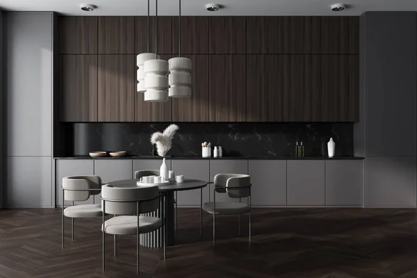 Interior Cozinha Escura Com Cadeiras Mesa Jantar Chão Madeira Utensílios — Fotografia de Stock