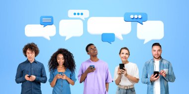 Sıraya dizilmiş akıllı telefon portresi kullanan çok uluslu insanlar mavi arka planda düşünce baloncukları ve metin yazıları oluşturuyorlar. Çevrimiçi iletişim, grup sohbeti ve kurye kavramı