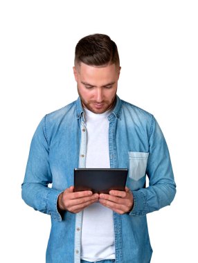 Elinde tablet olan konsantre ve gülümseyen genç bir adam. Çevrimiçi alışveriş ve sosyal medya, beyaz arka planda izole edilmiş kişi. İnternet, uygulama veya web sitesi kavramı