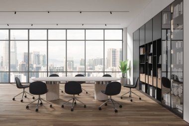 Beyaz duvarlı modern toplantı odasının içi, ahşap zemin, gri sandalyeli uzun beyaz konferans masası, klasörlü siyah kitaplık ve şehir manzaralı panoramik pencere. 3d oluşturma