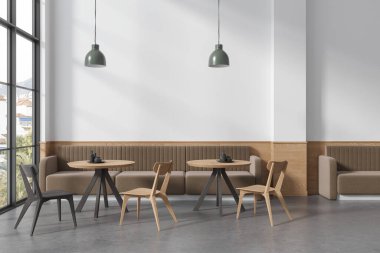 Minimalist restoranın içinde ahşap sandalyeler ve sıra sıra yuvarlak masa var. Kırsal kesimde panoramik pencerenin yanında bej kanepeli rahat bir kafe. 3B görüntüleme