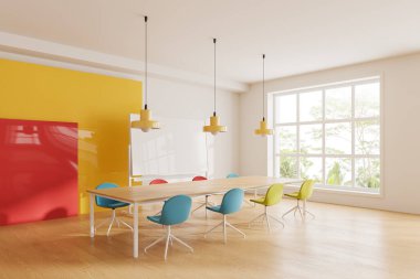 Parlak sandalyeler, masa ve ahşap döşemeli renkli toplantı odası. Konferans köşesinde boş pano standı var. Tropik bölgelerde panoramik pencere. 3B görüntüleme