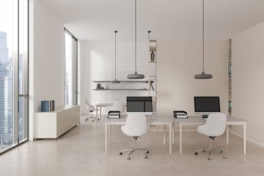 Beyaz ve ahşap duvarları, beton zemini, sandalyeli ve arka planda uzun konferans masası olan bir dizi bilgisayar masası olan modern açık uzay ofisinin içi. 3d oluşturma